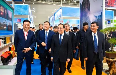 麥秸點(diǎn)金映天中——第二屆駐馬店文化旅游產(chǎn)業(yè)博覽會(huì)開(kāi)幕側(cè)記